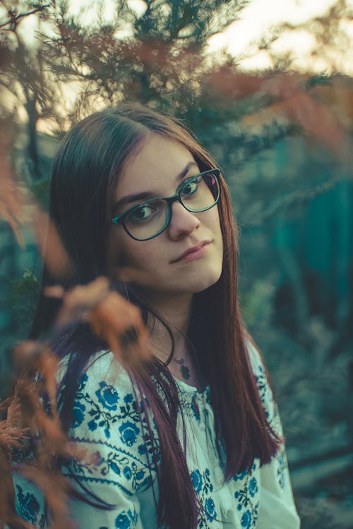 Kostenloses Stock Foto zu bedrucktes hemd, brille, brillen