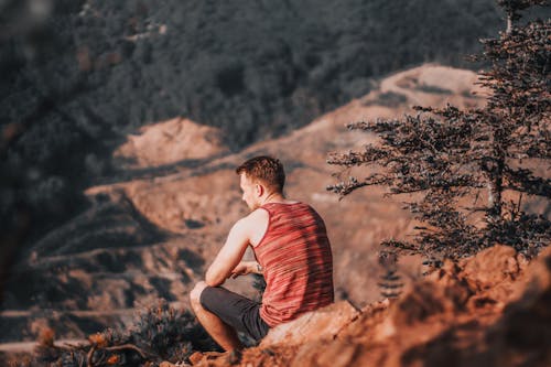 Fotobanka s bezplatnými fotkami na tému červené tielko, cestovať, čierne šortky