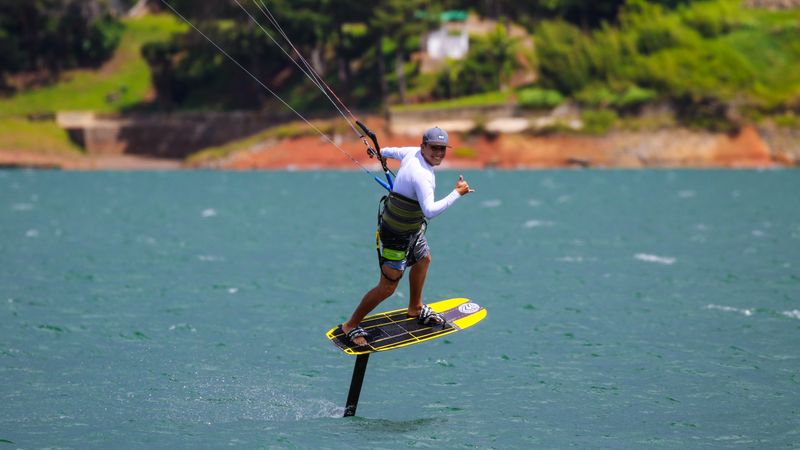 Kitesurfista navegando en el mar