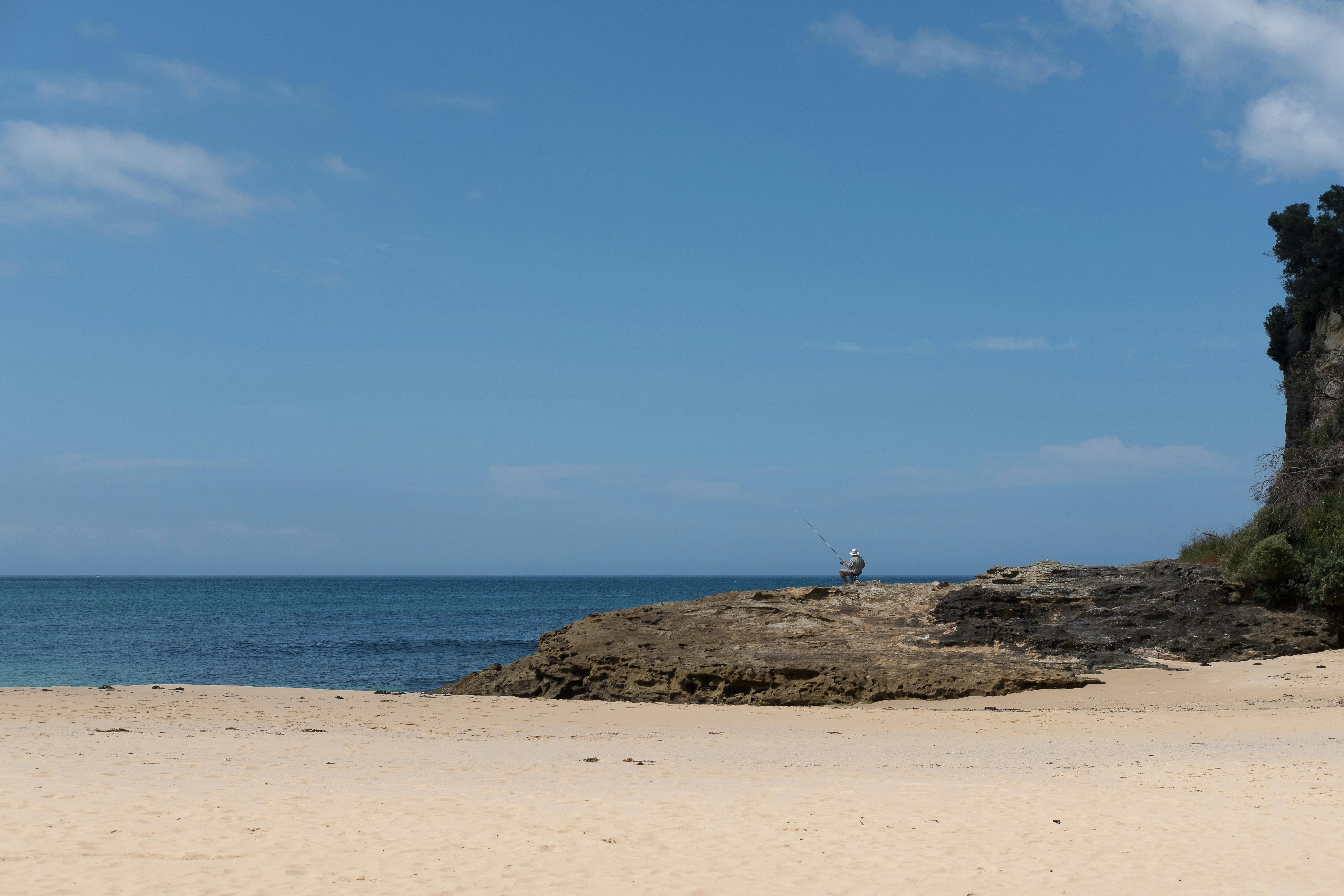 日本の伝統的な温泉旅館と雪景色