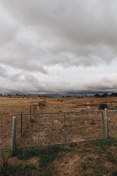 澳大利亚乡村农田上空，戏剧性的云层盘旋，营造出喜怒无常的氛围