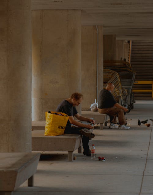 Ilmainen kuvapankkikuva tunnisteilla betonipenkki, ihmiset, istuminen