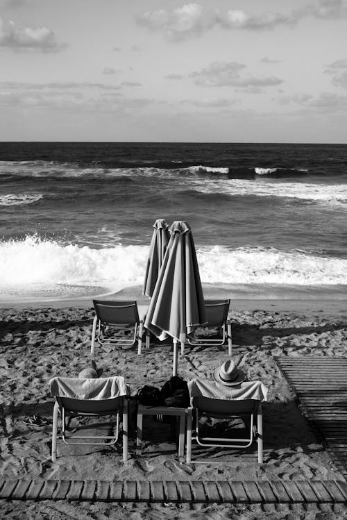 Foto d'estoc gratuïta de blanc i negre, cadires de platja, escala de grisos