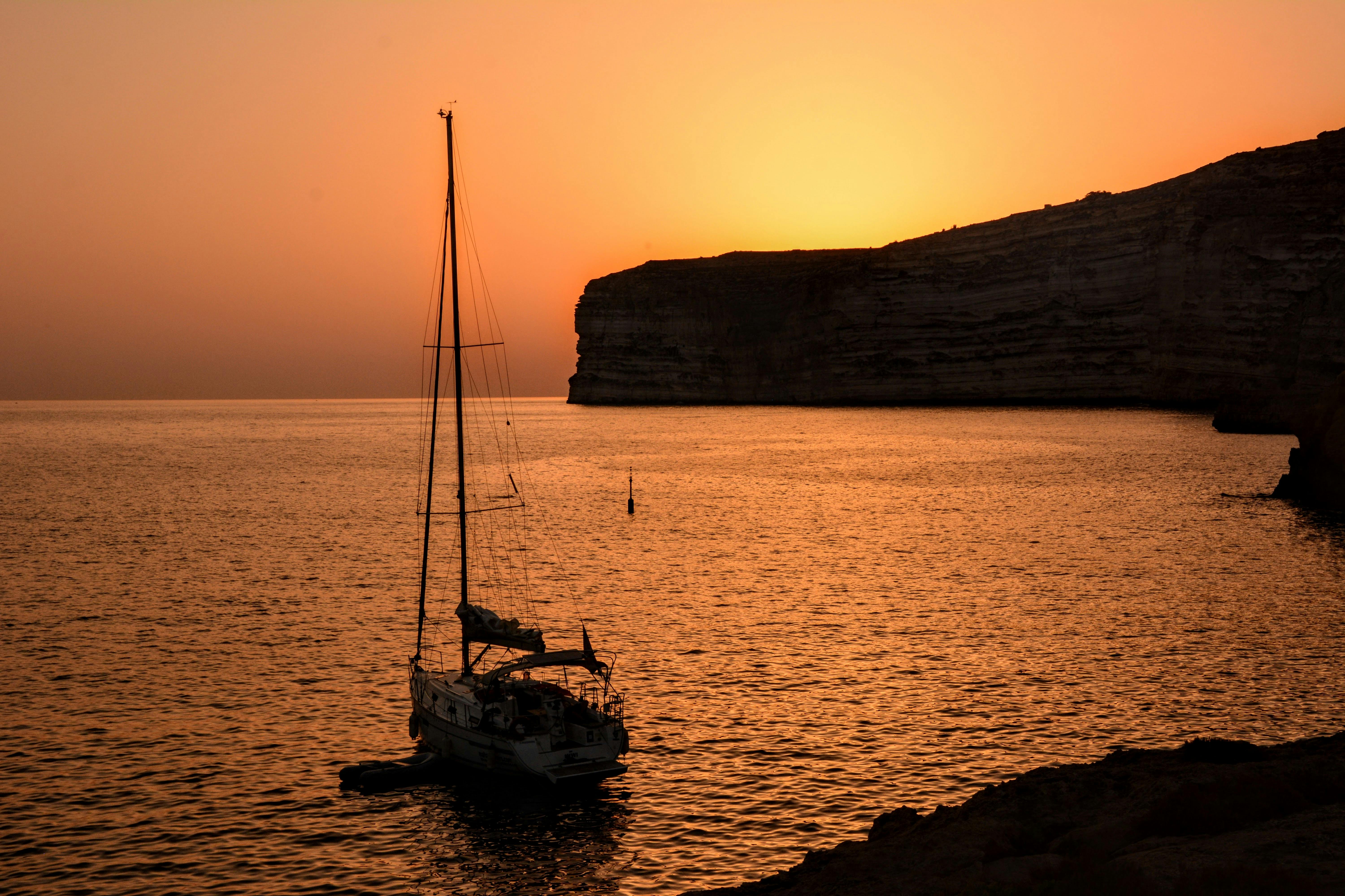 Valletta és Gozo közötti hajóút rejtett látnivalói – Mgarr harbour Gozo Malta sunset