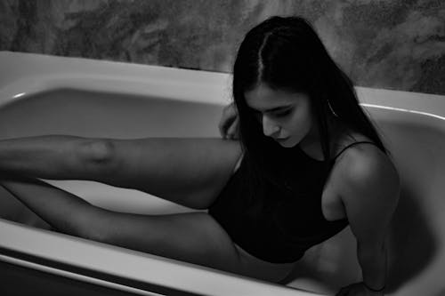 Foto profissional grátis de banheira, escala de cinza, monocromático