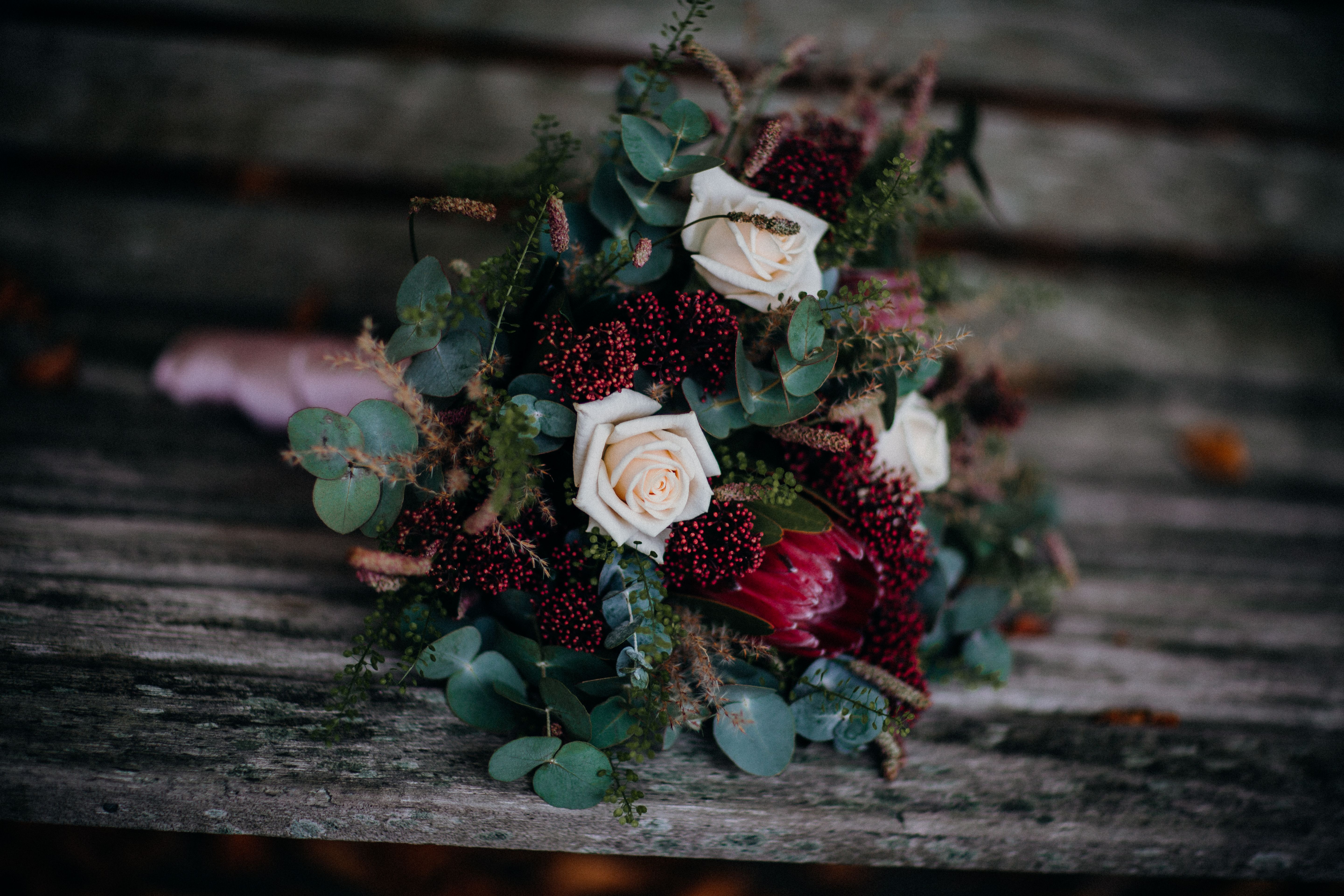 Romantische bloementuin bij herfstbruiloft ceremonie.