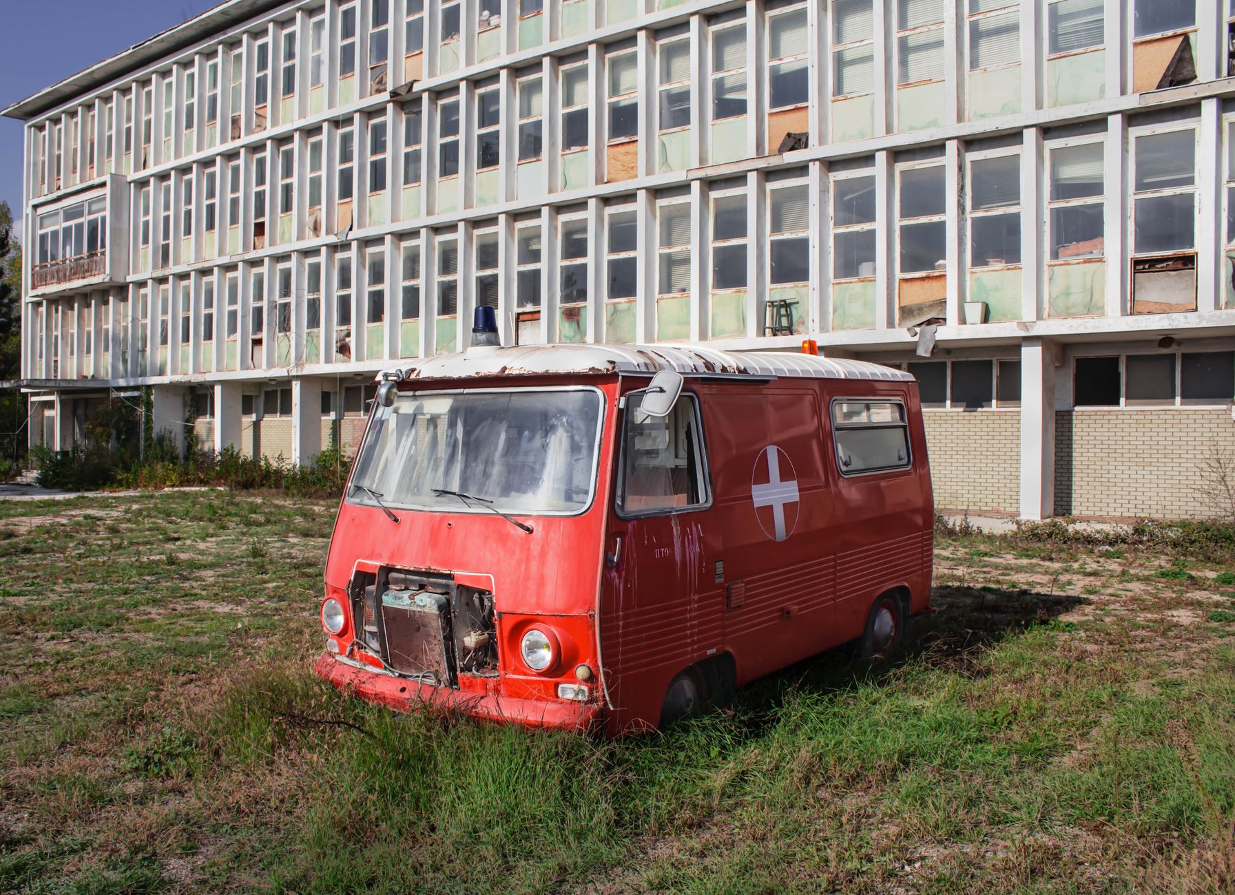 Romanya'da baltalı saldırıya uğrayan ambulans