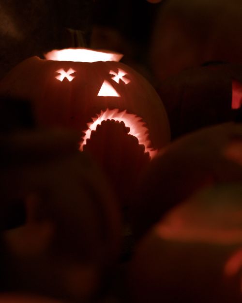 Free A hauntingly illuminated jack-o'-lantern captures the Halloween spirit in a dark, mysterious setting. Stock Photo