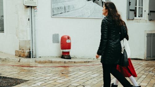 Free Woman walking together with a Child  Stock Photo