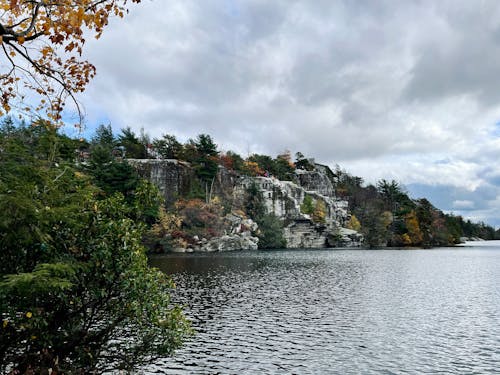 Foto profissional grátis de área de montanha, árvore, céu nublado