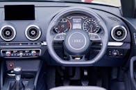 探索时尚的豪华汽车内饰设计，重点关注仪表盘、方向盘和控制面板