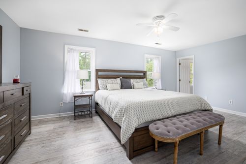 Free Contemporary bedroom featuring luxurious bed and chic interior decor, inviting relaxation. Stock Photo