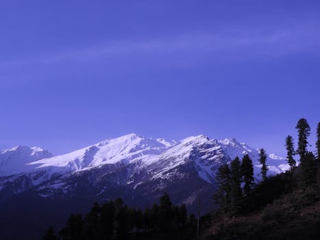 冬日晴朗，印度索山的山峰覆盖着白雪