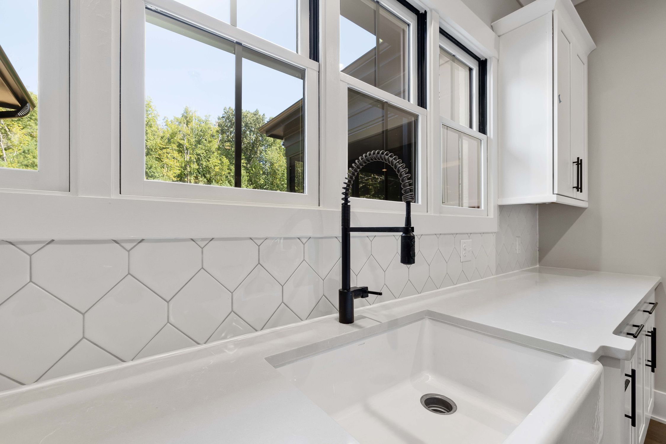 Black Faucet On White Ceramic Sink Free Stock Photo black-faucet-on-white-ceramic-sink-free-stock-photo