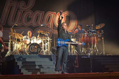 Uomo Che Tiene La Chitarra Elettrica Sul Palco