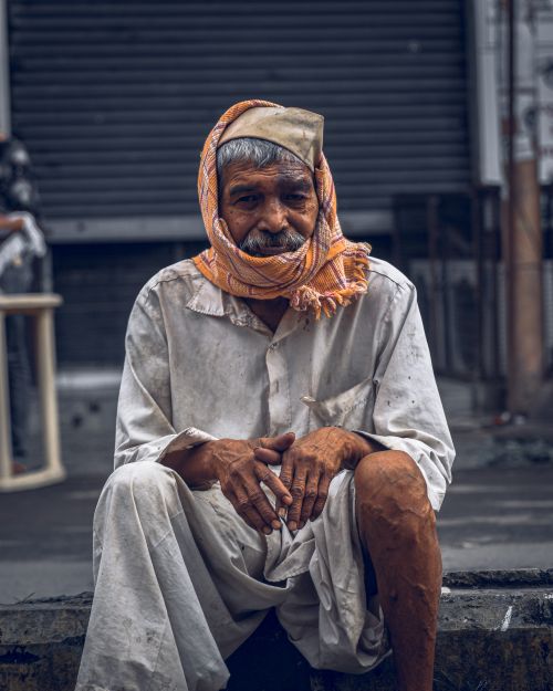 Free Elderly man with white hair sitting on street in Pimpri-Chinchwad, India, showcasing traditional attire. Stock Photo