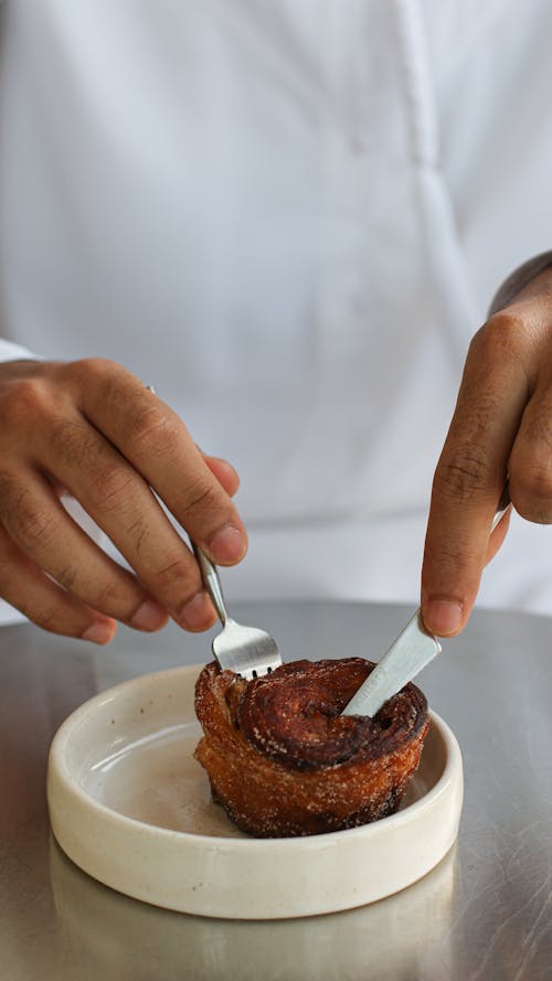 Slicing of Cinnamon Rolls 