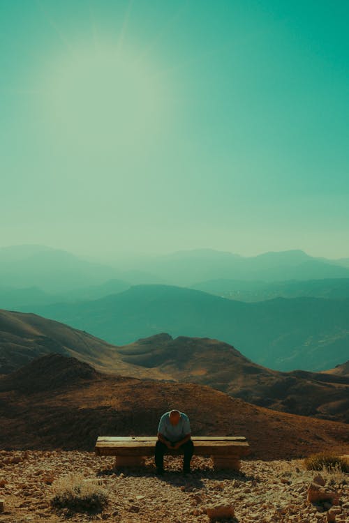 Foto profissional grátis de céu azul, homem, montanhas