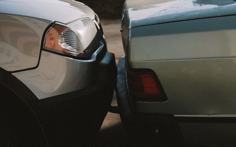 Lichte aanrijdingsschade aan de achterzijde van een auto