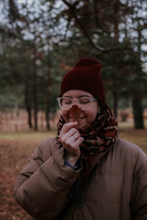 Immagine gratuita di berretto a maglia, donna, espressione facciale