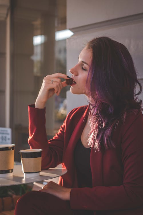 Foto profissional grátis de alimentação, cabelo roxo, casaco vermelho