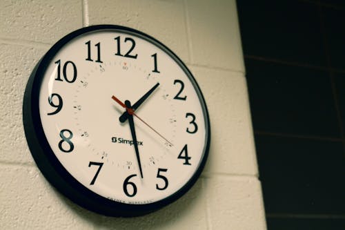 бесплатная Круглые черные аналоговые настенные часы Стоковое фото