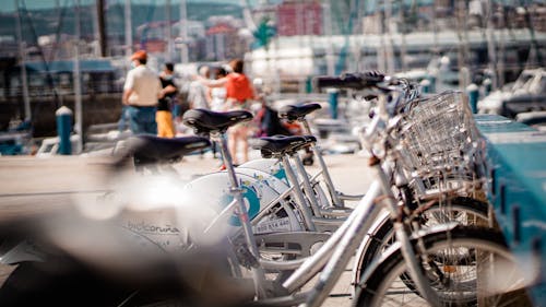 Darmowe zdjęcie z galerii z lato, ludzie, parking dla rowerów