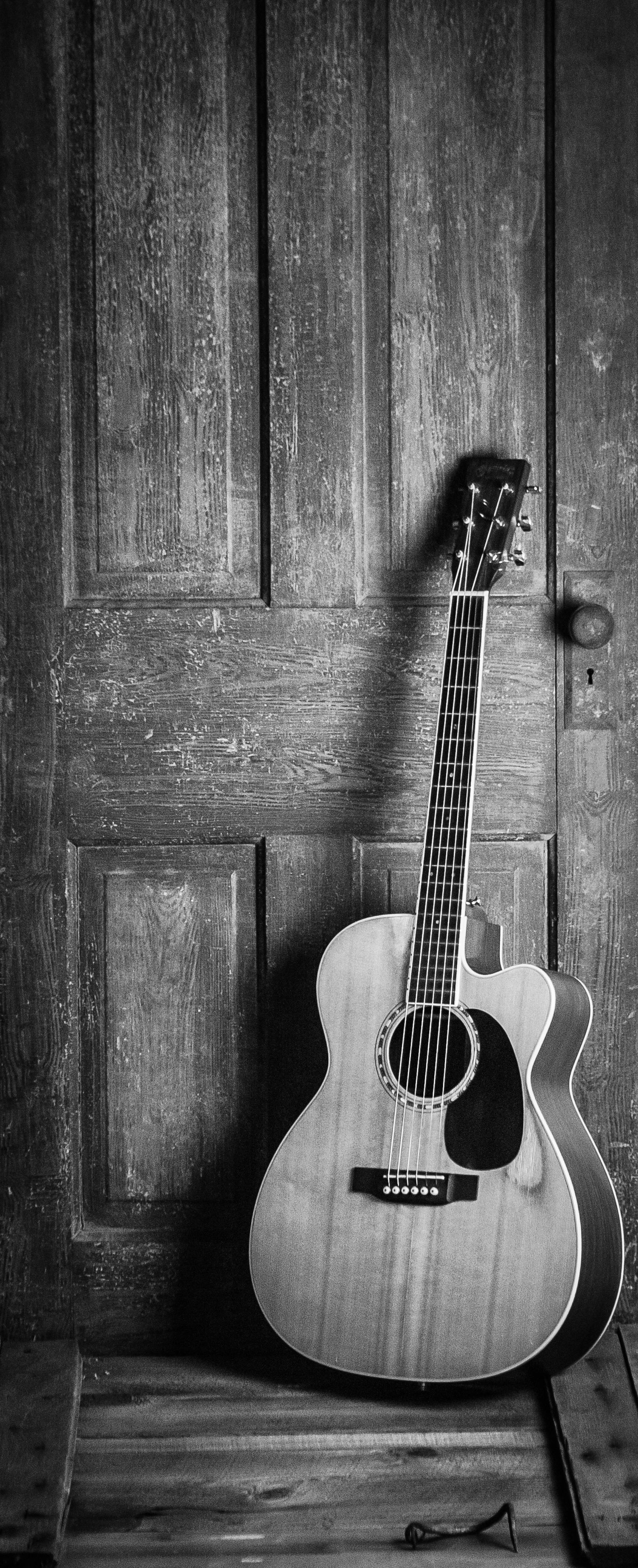 ブラウンとブラックのカットアウェイアコースティックギター 無料の写真素材