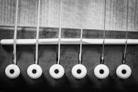 黑白特写的原声吉他琴弦与舰桥