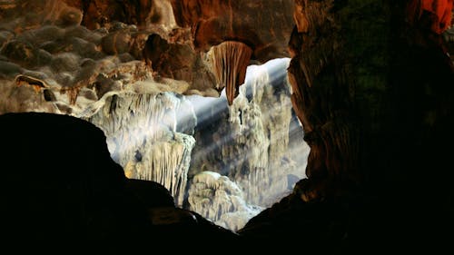 レイトフライトライト洞窟の無料の写真素材