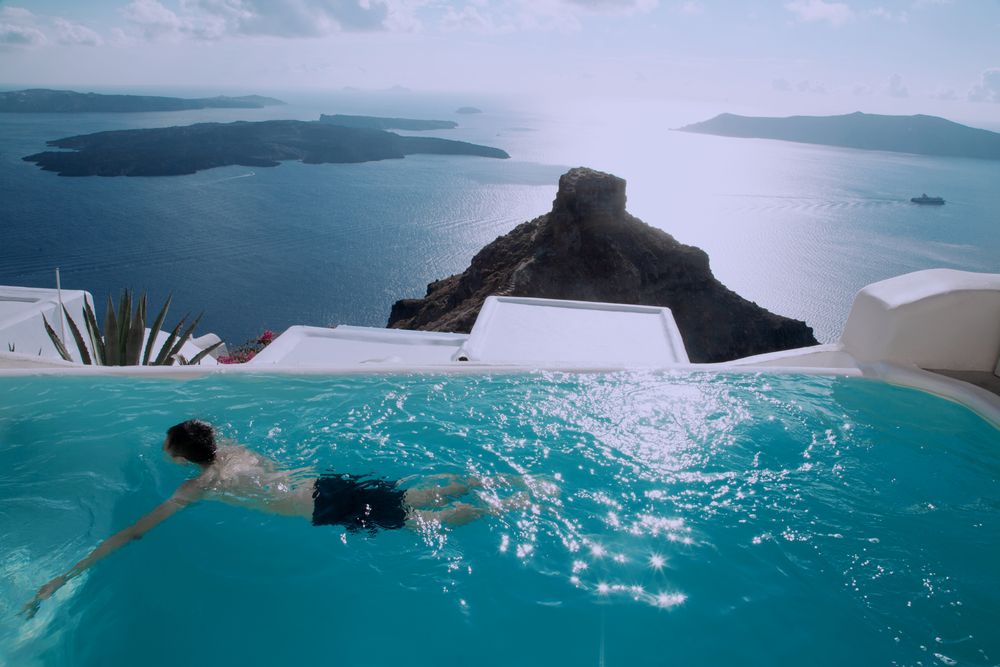 Piscina infinita en Santorini con vista a Skaros Rock y la caldera
