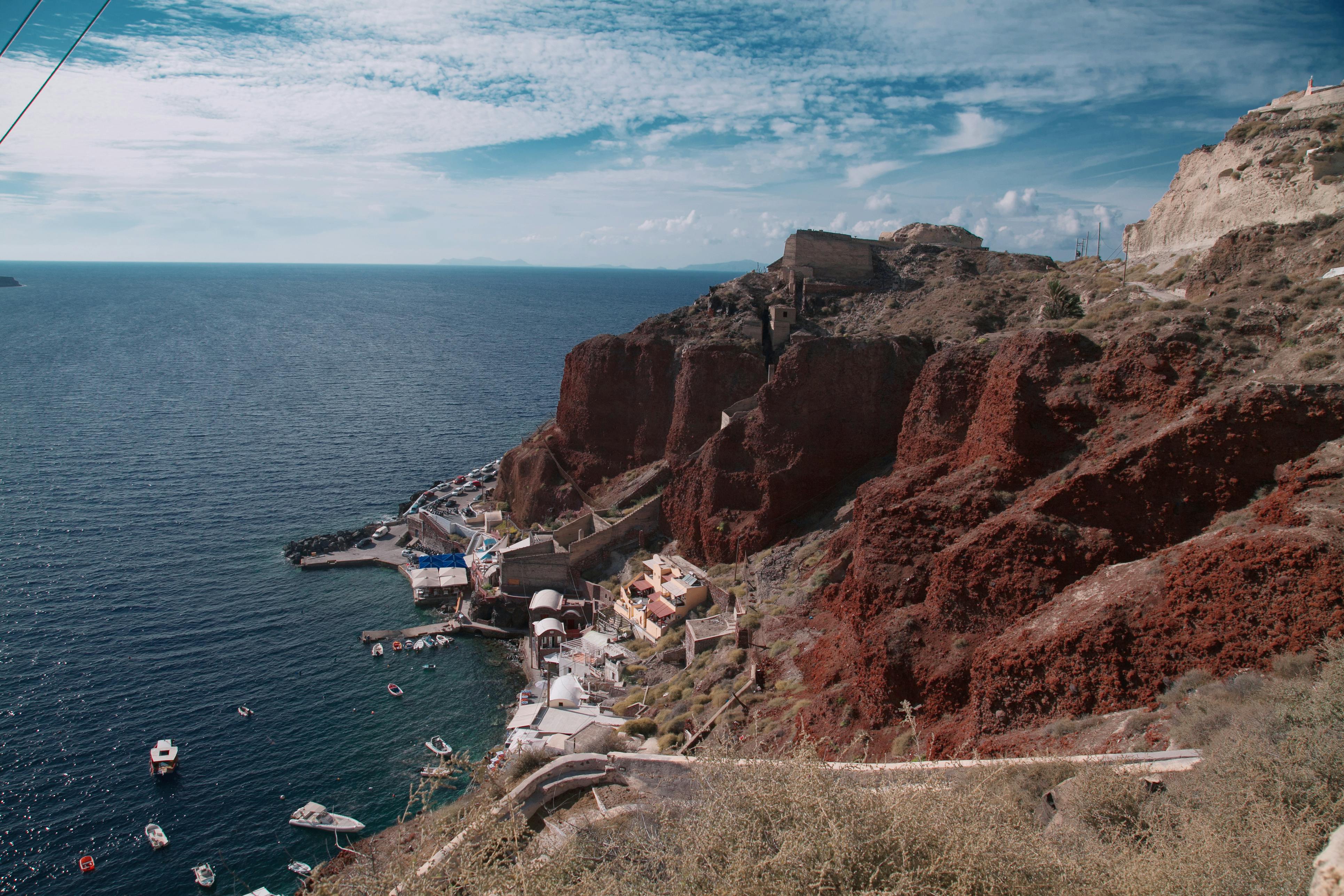Sân bay với máy bay và hành khách