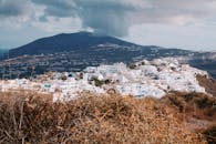 体验圣托里尼岛标志性的白色建筑和宁静的美丽风光