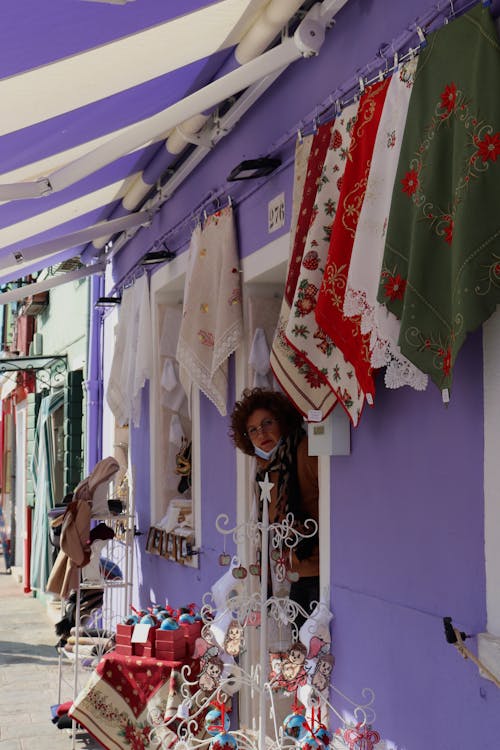 asılı, dikey atış, Dükkan içeren Ücretsiz stok fotoğraf