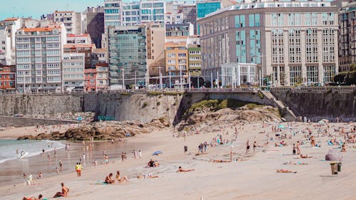 Darmowe zdjęcie z galerii z duża grupa ludzi, na plaży, plażowicze