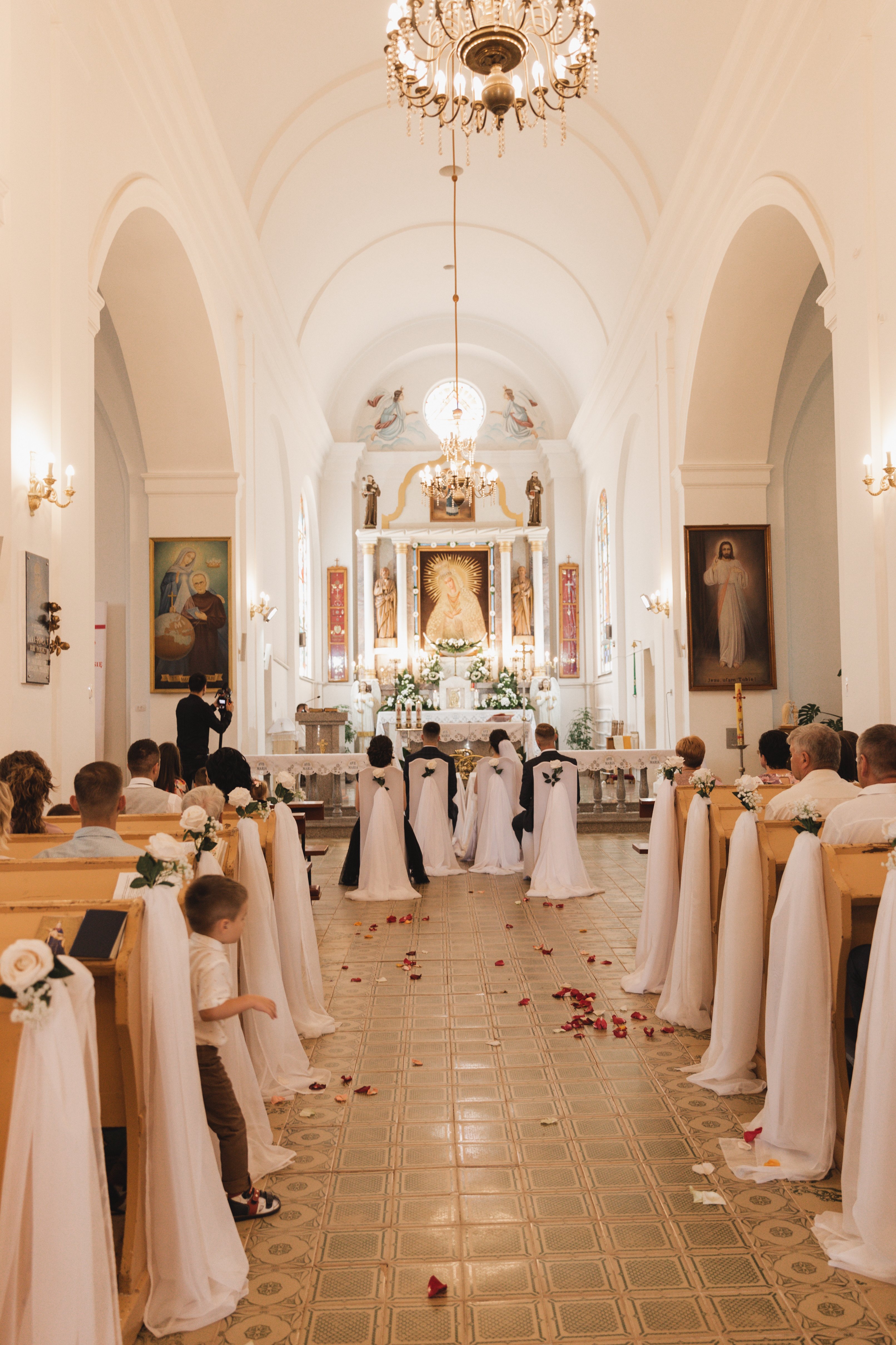 Fedeli seduti in chiesa durante una celebrazione comunitaria
