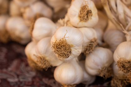 Whole garlic bulbs stacked together. Photo by Engin Akyurt on Pexels.