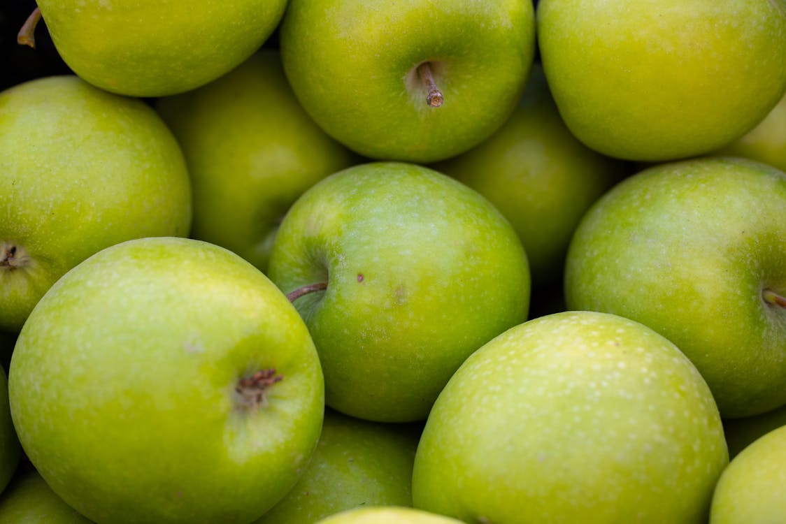 Green Apple Fruits in Close Up Photography · Free Stock Photo