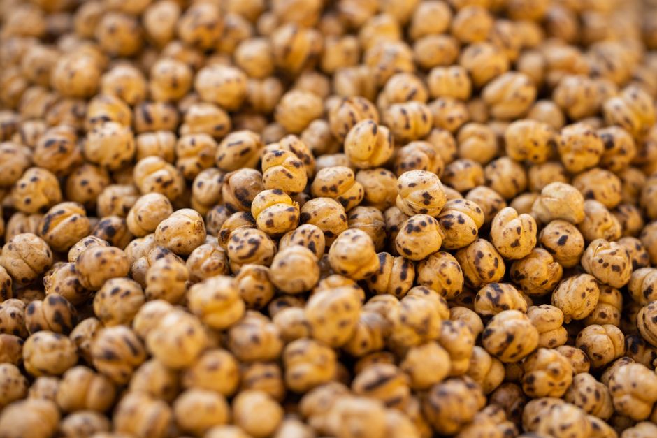 Homemade energy balls and crispy roasted chickpeas - cheap vegan snacks Homemade energy balls and crispy roasted chickpeas - cheap vegan snacks