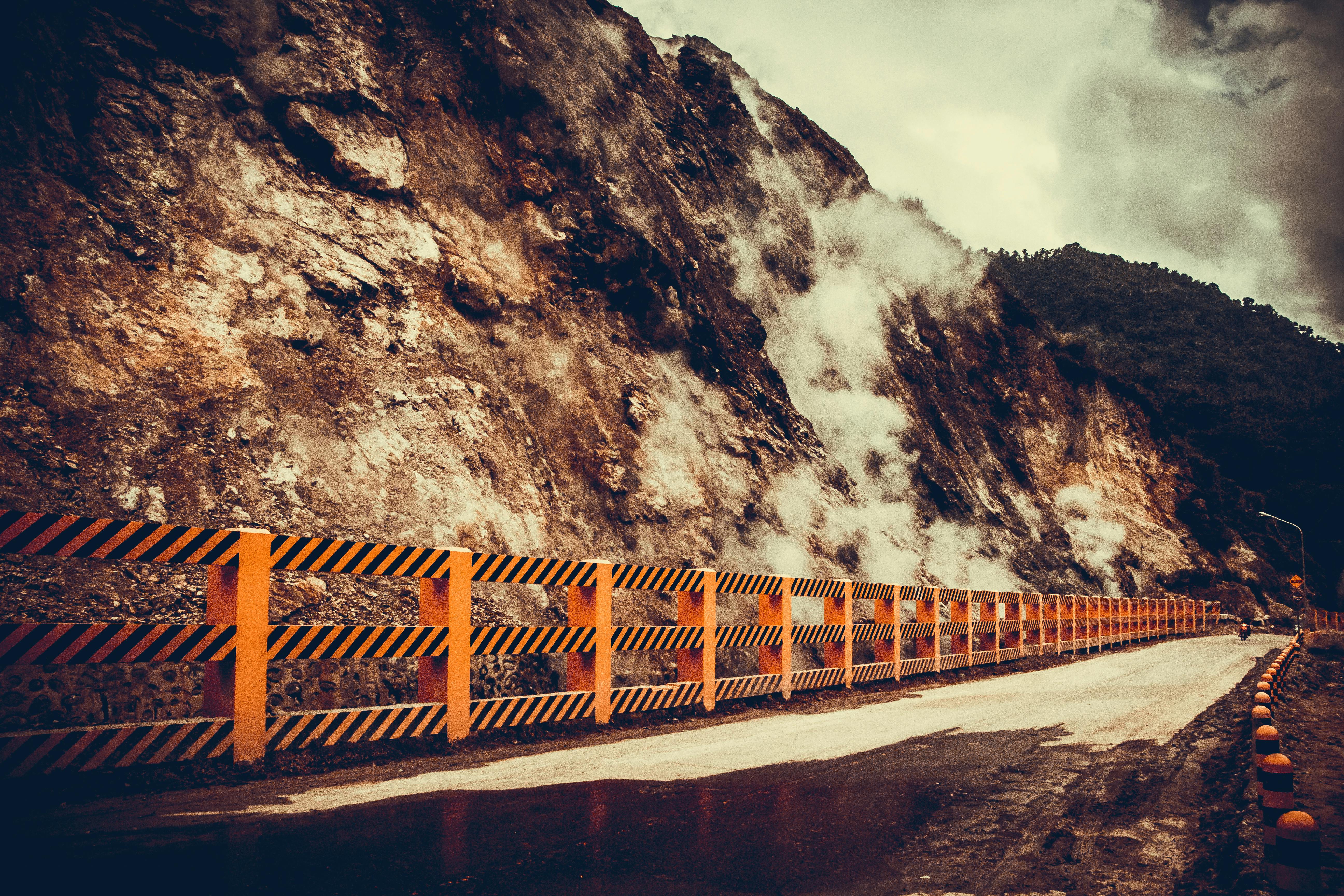 迷人的雾覆盖着杜马格特（菲律宾）沿山腰的道路