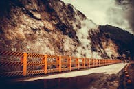 迷人的雾覆盖着杜马格特（菲律宾）沿山腰的道路