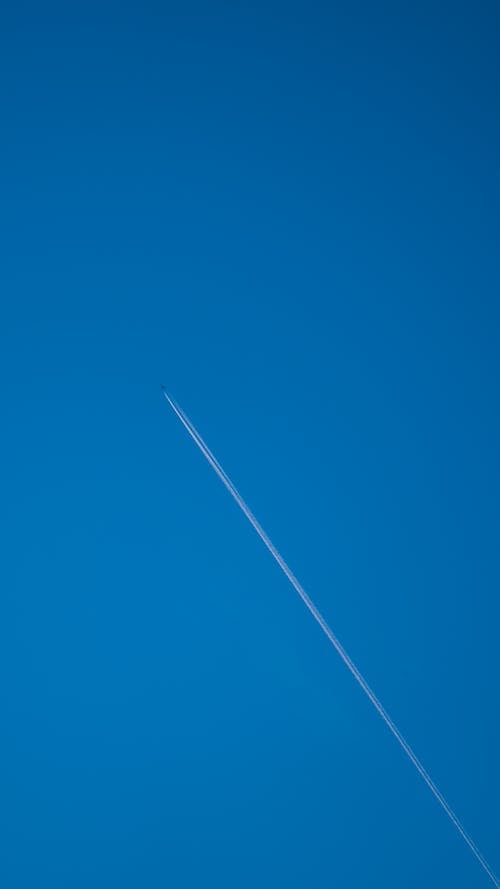 Бесплатное стоковое фото с chemtrail, вертикальный выстрел, голубое небо