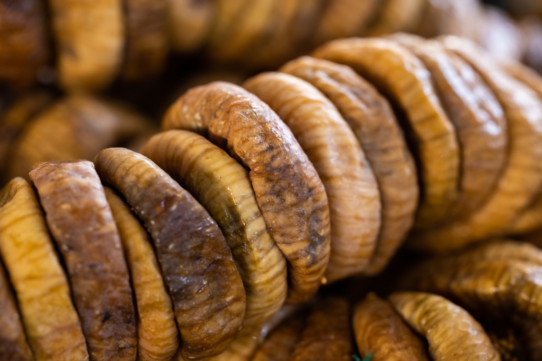 地中海飲食也能吃甜點:低糖健康食譜分享 A detailed close-up image of stacked dried figs showcasing texture and color.