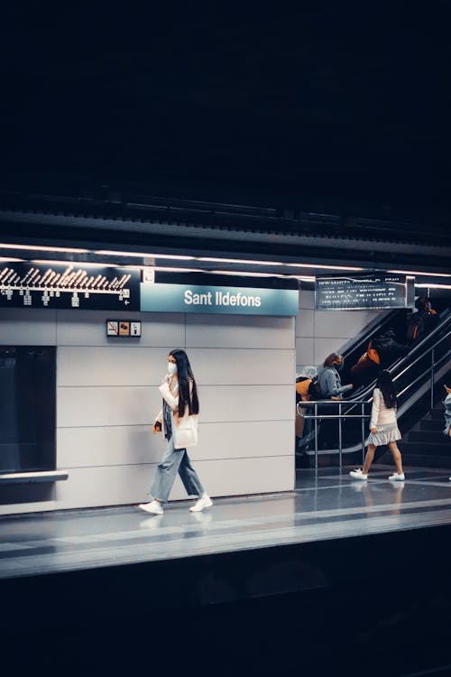 Kostenloses Stock Foto zu beleuchtet, menschen, öffentliche verkehrsmittel