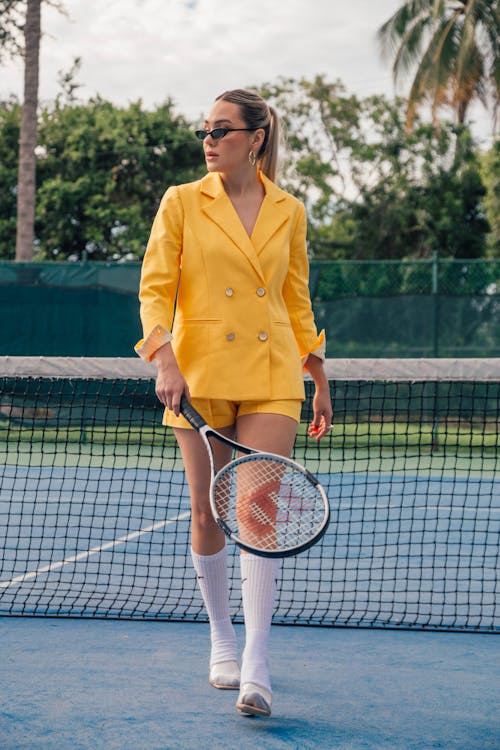 Foto de stock gratuita sobre amarillo, elegencia, joven, modelo, mujer  joven, pista de tenis, tenis, tenis de moda, vestido