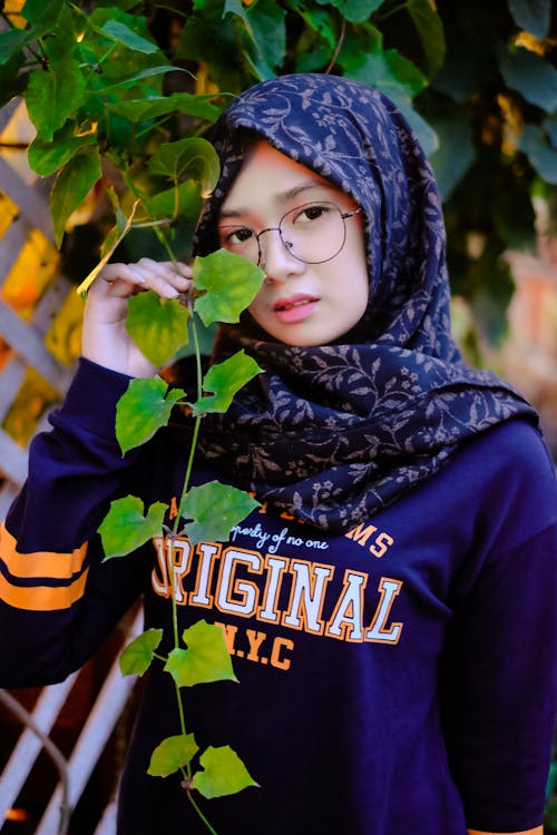 무료 블루 Hijab를 입고 여자의 사진 스톡 사진
