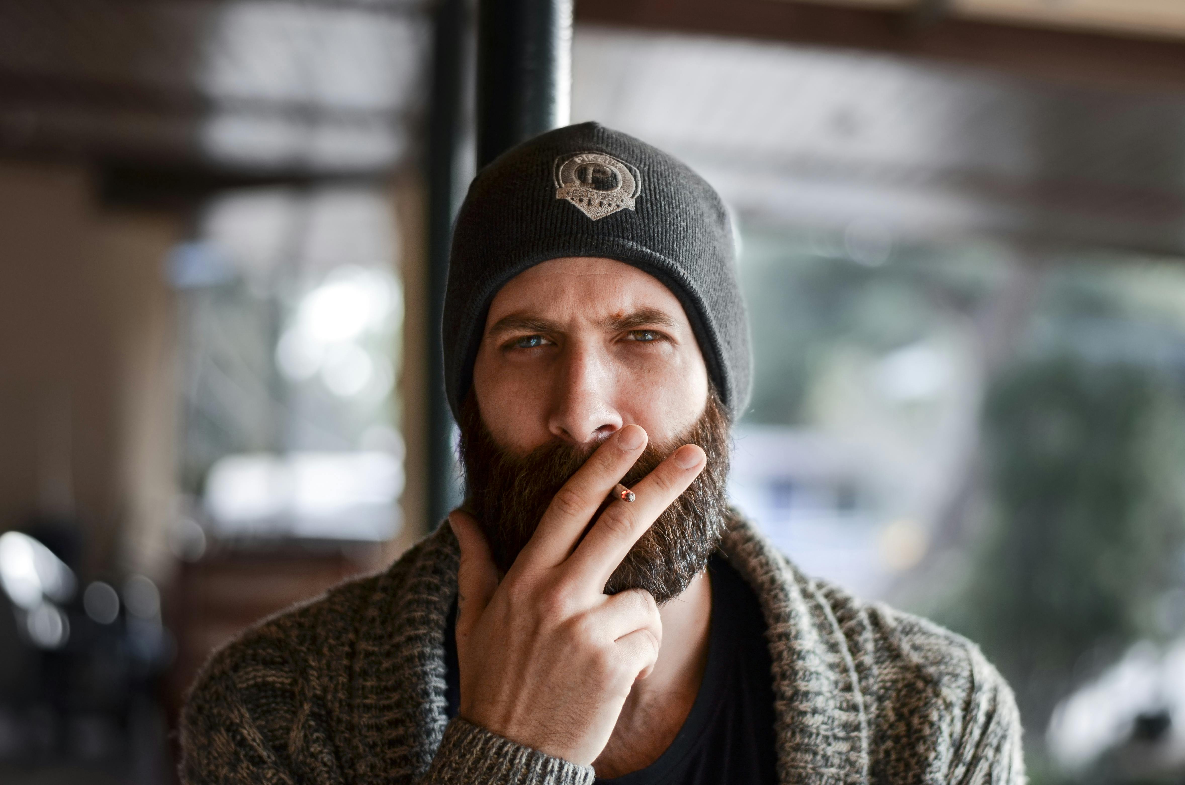 Man smoking cigarette | Photo: Pexels