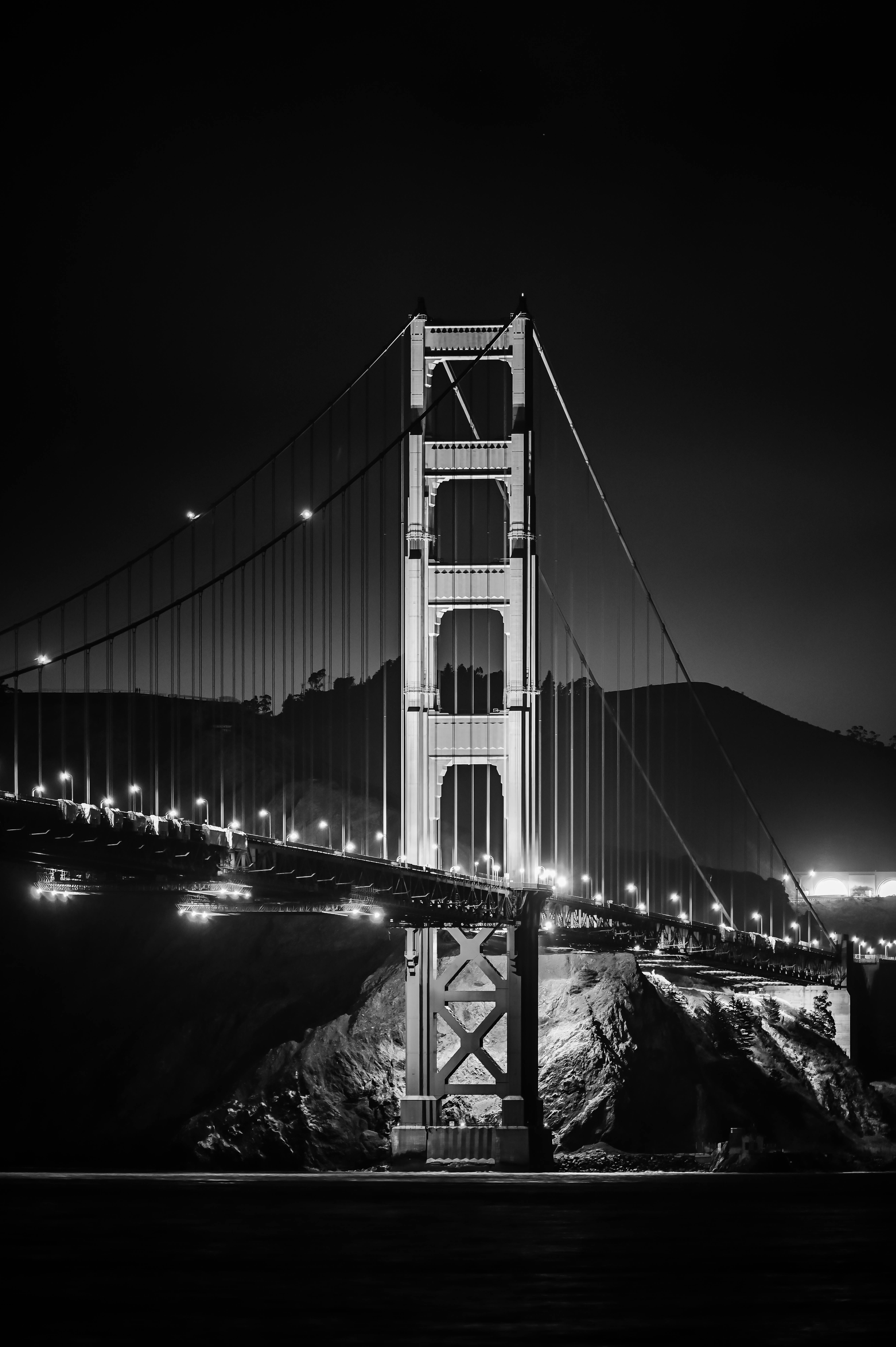 golden gate bridge black and white at night