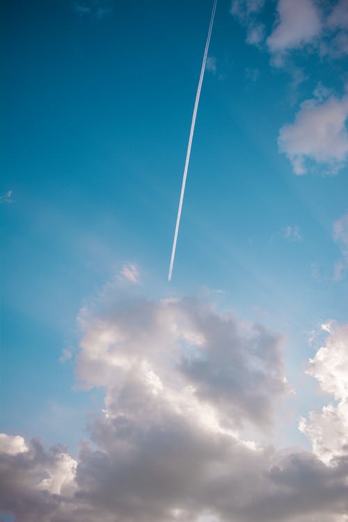 Foto profissional grátis de céu azul, esteira de fumaça, nuvens