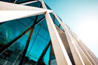 爱沙尼亚凯斯克林纳的现代摩天大楼采用玻璃立面和钢梁结构